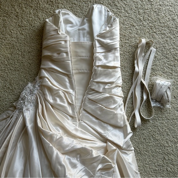 Maggie Sottero Benita Strapless Wedding Gown and 2 Wedding Veils - Picture 12 of 16